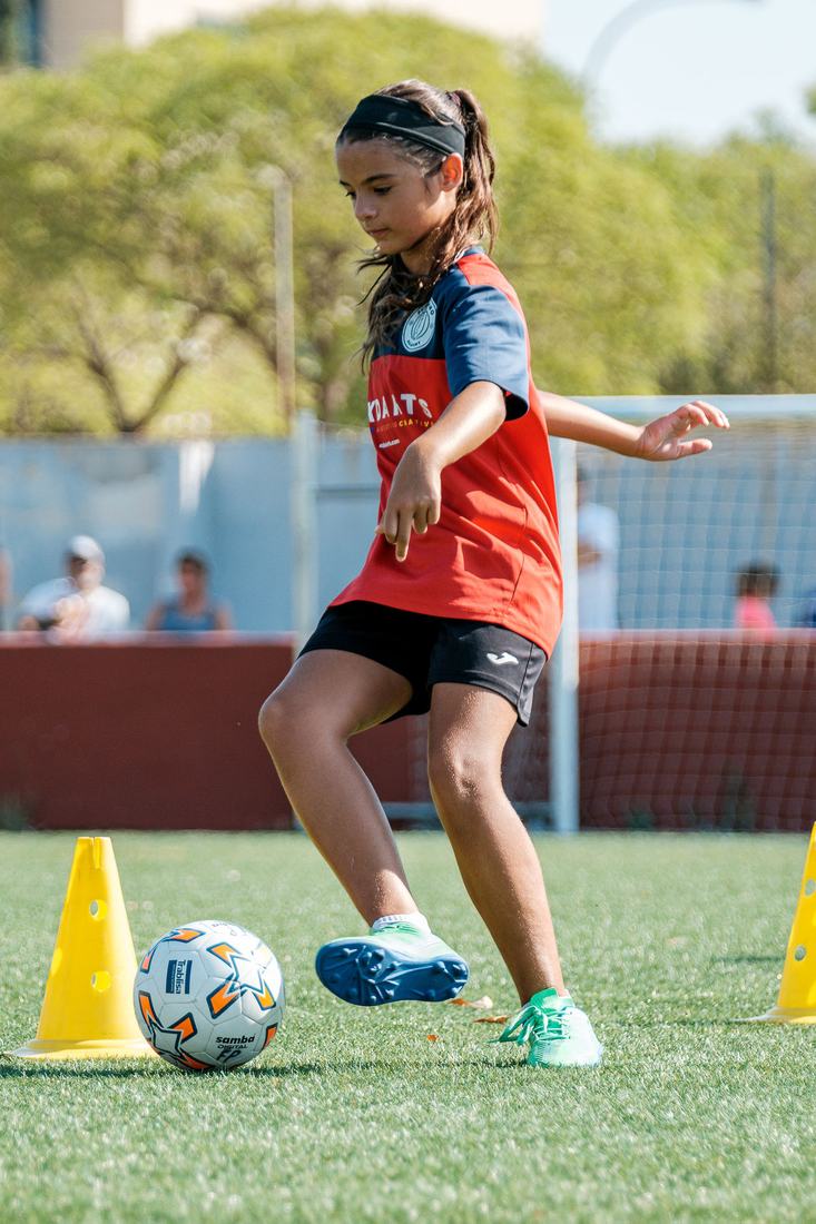 Jugadora en un ejercicio de conducción entre conos