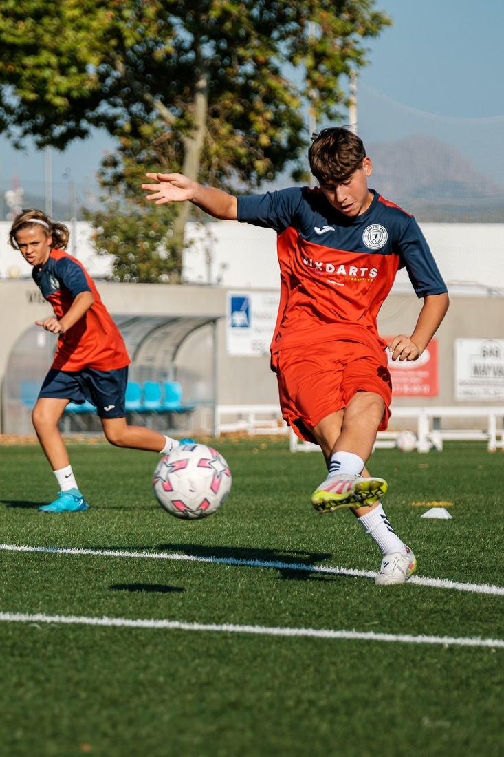 Jugador de Fútbol 11 golpeando el balón